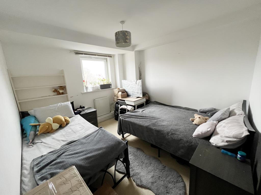 Lot: 28 - TWO-BEDROOM CITY CENTRE FLAT - 